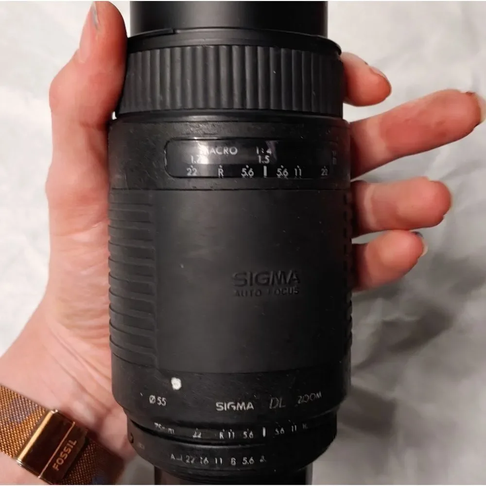 Sigma DL Zoom 75-300mm 1:4-5.6 Auto Focus Lens with Sun Shade